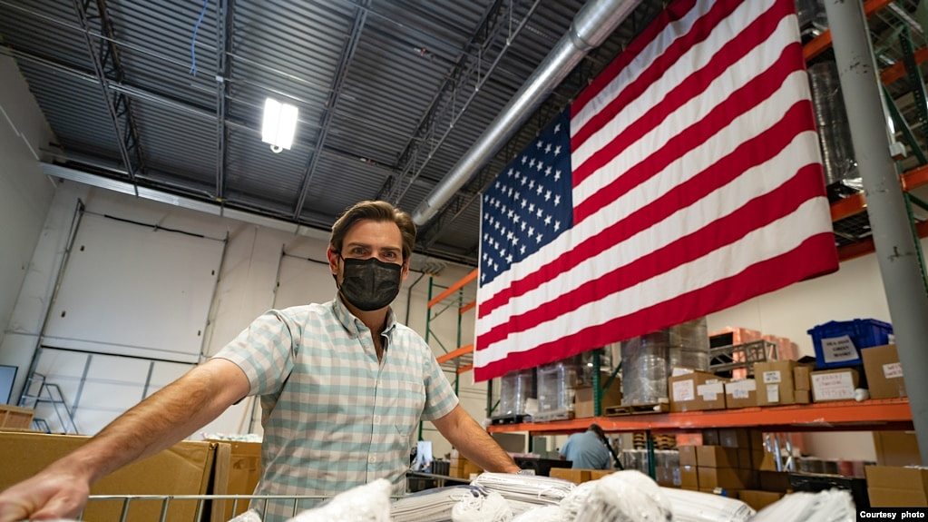 美国口罩制造商协会主席、阿姆布鲁斯特美国口罩公司CEO劳埃德·阿姆布鲁斯特（Lloyd Armbrust）在口罩厂。（来源：劳埃德·阿姆布鲁斯特）
