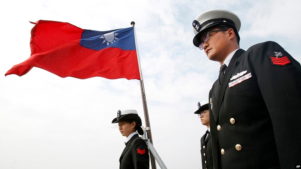 台湾军队在高雄举行军演时台军军人站在台湾旗帜下。（2018年1月31日）