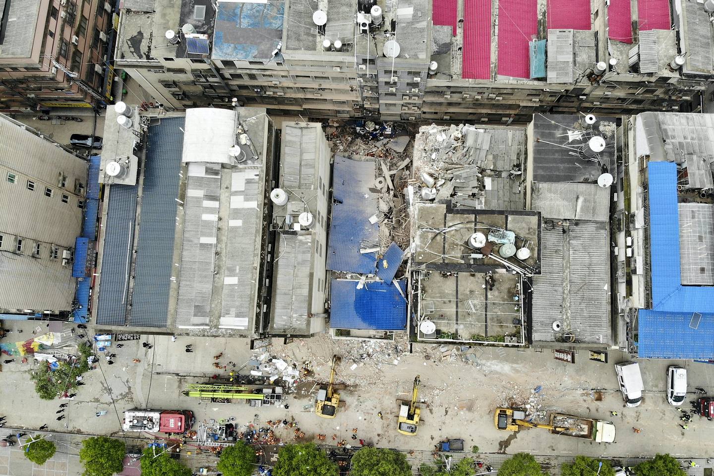 空拍图可以看出该居民楼已因倒塌陷落，此外附近居民楼都有加盖的情况。 （中新社）