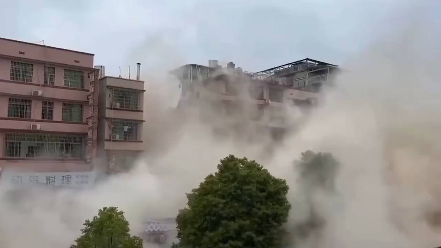 湖南长沙一幢建筑发生倒塌，现场升起大量烟尘。 （搜狐视频）