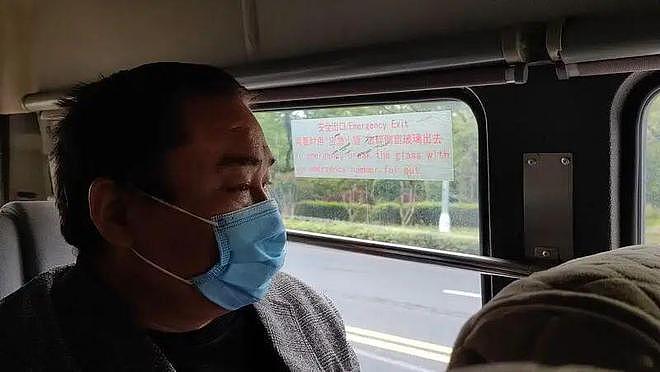 男子上海骑一夜车想买票回郑州，医废垃圾袋装家当（组图） - 3