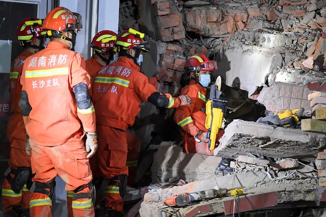 4月29日，长沙望城区金山桥街道金坪社区盘树湾一栋自建房倒塌，救援工作紧张进行。图/中新图片