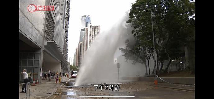 香港河水发臭，水管瀑流，烂路修葺两年没竣工，港媒：城市管理糟透（组图） - 2