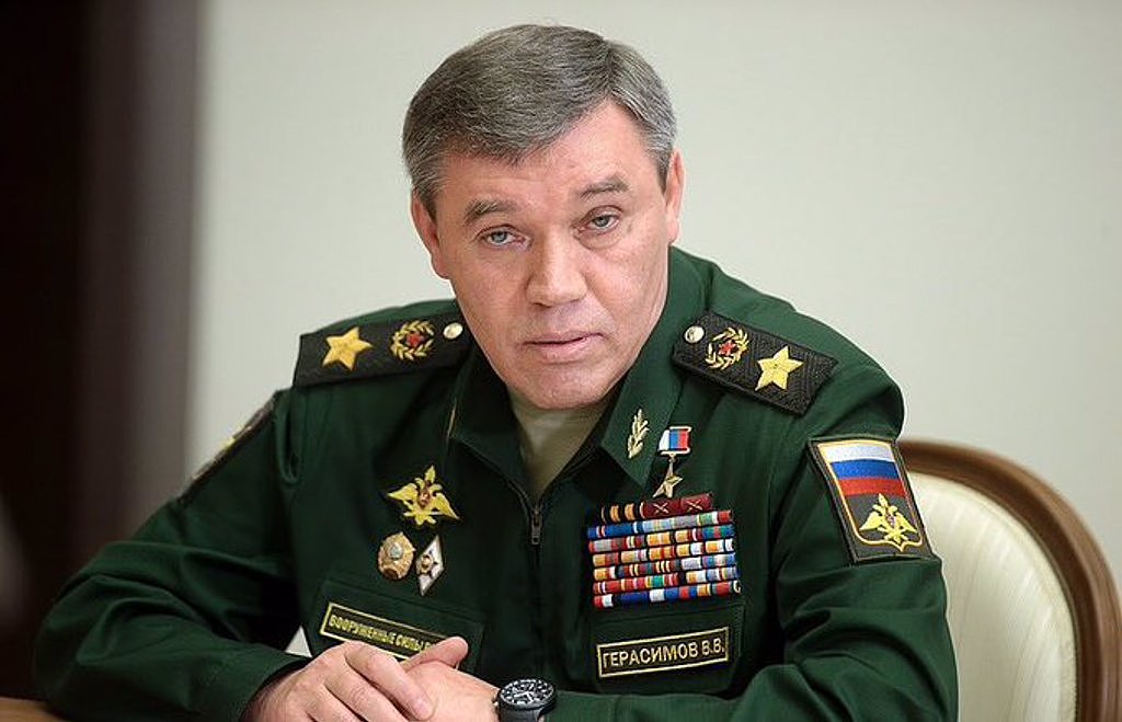 乌军在5月1 日的一场炮击中，炸伤了俄军指挥里的俄罗斯总参谋长格拉西莫夫，以及约20名高级军官。 这是俄军主力转进东乌克兰近一个月来最惨重的伤亡。 （图／推特@sentdefender）
