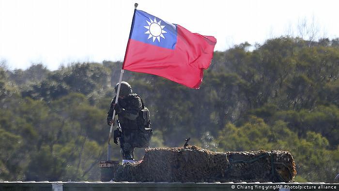 Taiwan Hsinchu County | Soldat mit Flagge
