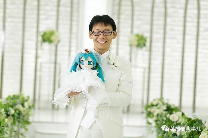 小哥与初音未来结婚两年不到，老婆停止服务，只剩一句