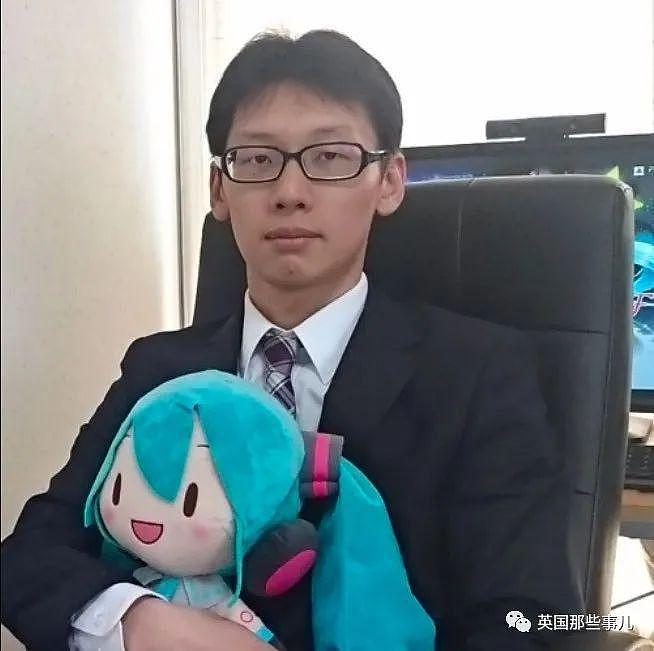 小哥与初音未来结婚两年不到，老婆停止服务，只剩一句