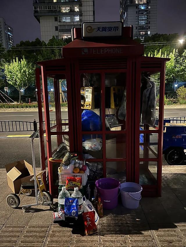 在上海电话亭里住了一个月的女人是谁，附近保安：她住电话亭里有一年多（图） - 1
