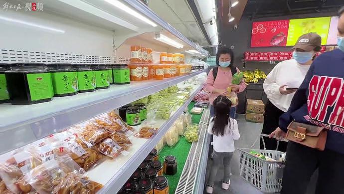 上海线下零售店恢复营业，有人拎3个袋子“扫荡”超市，还有人爱活蹦乱跳的鱼虾（组图） - 2