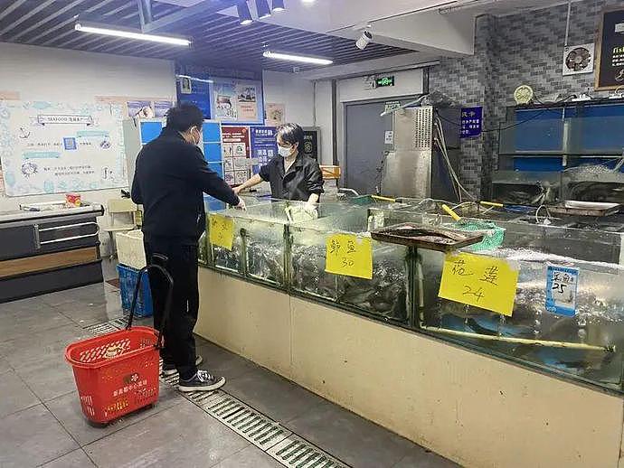 上海线下零售店恢复营业，有人拎3个袋子“扫荡”超市，还有人爱活蹦乱跳的鱼虾（组图） - 7