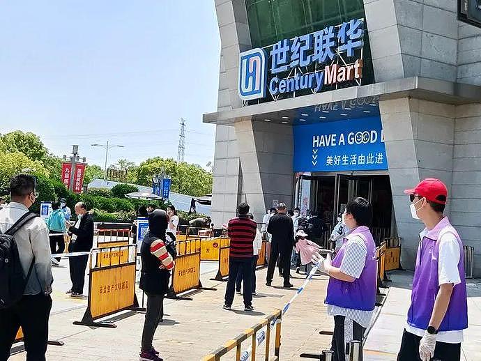 上海线下零售店恢复营业，有人拎3个袋子“扫荡”超市，还有人爱活蹦乱跳的鱼虾（组图） - 4