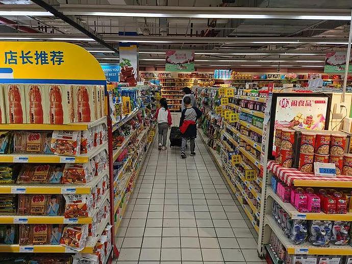 上海线下零售店恢复营业，有人拎3个袋子“扫荡”超市，还有人爱活蹦乱跳的鱼虾（组图） - 6