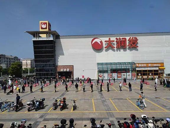 上海线下零售店恢复营业，有人拎3个袋子“扫荡”超市，还有人爱活蹦乱跳的鱼虾（组图） - 12