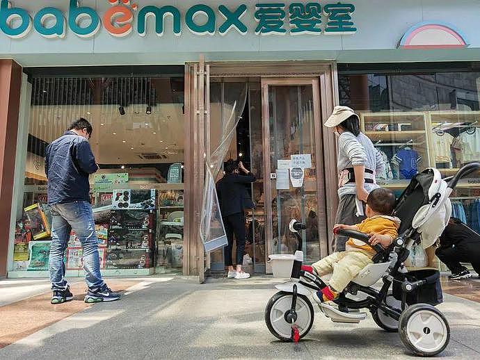 上海线下零售店恢复营业，有人拎3个袋子“扫荡”超市，还有人爱活蹦乱跳的鱼虾（组图） - 9