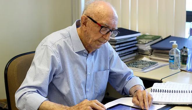 100岁老人在一家公司工作84年，打破吉尼斯纪录（组图） - 1
