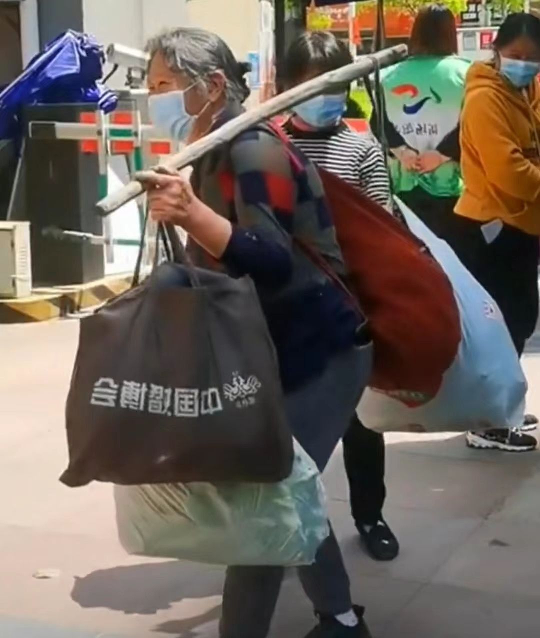 上海封车不封人，民众挑扁担外出买物资，网友：上海总算接地气了