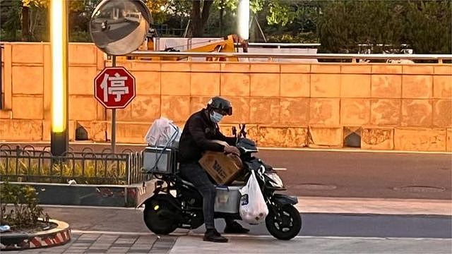 上海政府正挣扎着与各大外卖电商合作，解决骑手不够的问题。根据中国新浪网报导，现在大上海的外卖骑手现在在岗人数达1.8万人，每日约有180万张订单。