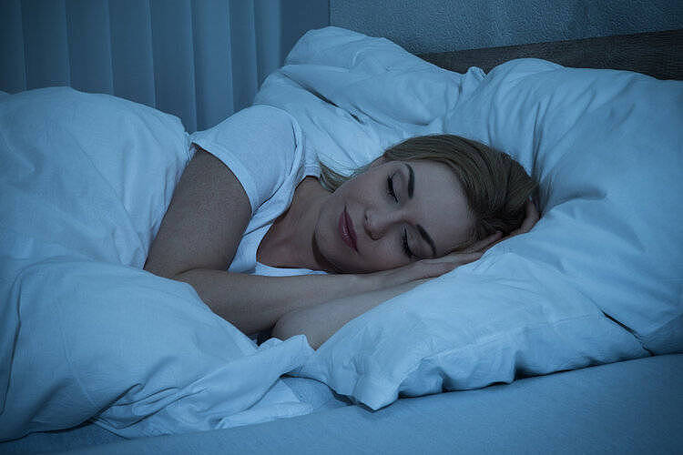 人睡三觉，命比纸薄！300万人研究：睡眠超过8小时，死亡风险上升（组图） - 1