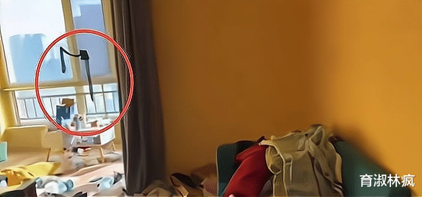 一位吴姓女演员在租来的单位里居住，家中却放满了疑似穿过却没清理的衣物，退租时令房东大感困扰。 （电影资讯网/ @育淑林疯）