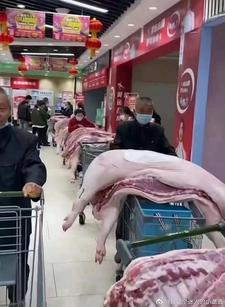 河南郑州封城奇景！ 民众挤爆抢粮不拿盒装猪肉，是一整只猪。 翻自推特