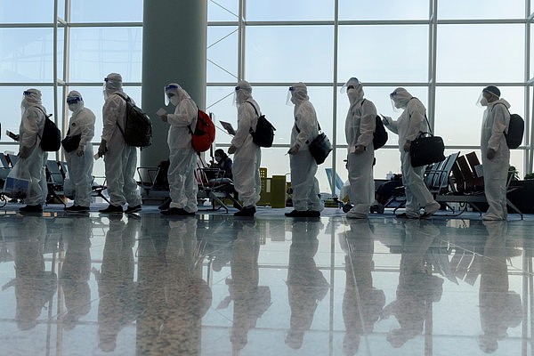 ▲▼香港机场搬运工染Delta病毒疑有隐形传染链「数万人强制检测」。 （图／路透社）