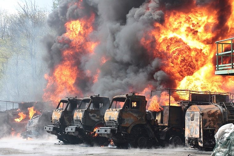 俄軍所屬油庫遭烏軍炸毀。在熊熊大火中，雙方的仇恨更是難以善了。美聯社