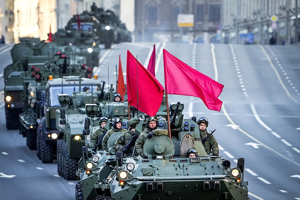 针对西方推测普丁可能在5月9日「胜利日」（Victory Day）对乌克兰正式宣战，克里姆林宫发言人培斯科夫（Dmitry Peskov）4日驳斥是「胡说八道」。 图为俄罗斯装甲车进行胜利日阅兵仪式彩排。 （图／美联社）