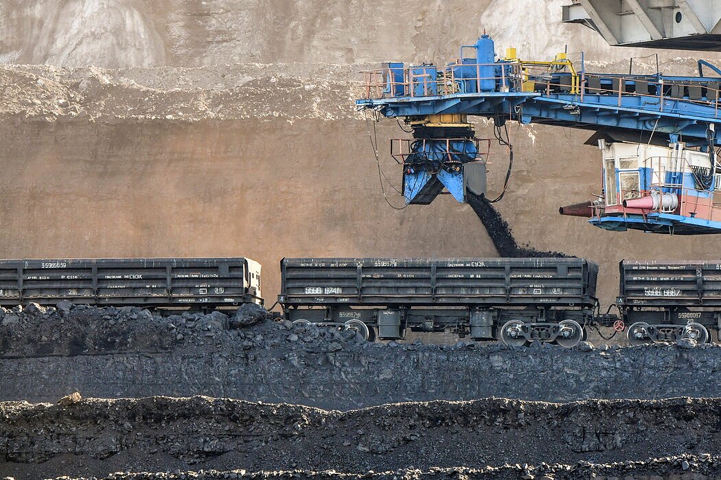西伯利亚煤炭能源公司在西伯利亚鲍罗迪诺镇附近装载煤炭，摄于上月。