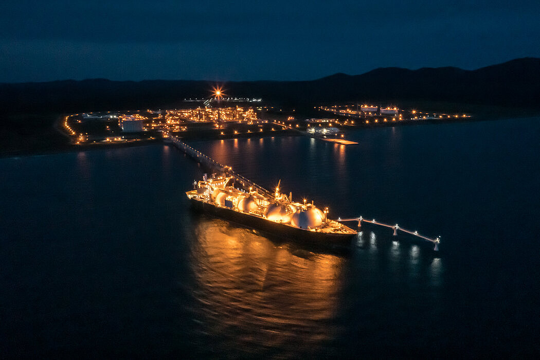 将液化天然气装上停靠在库页岛的“大阿尼瓦号”，摄于去年9月。