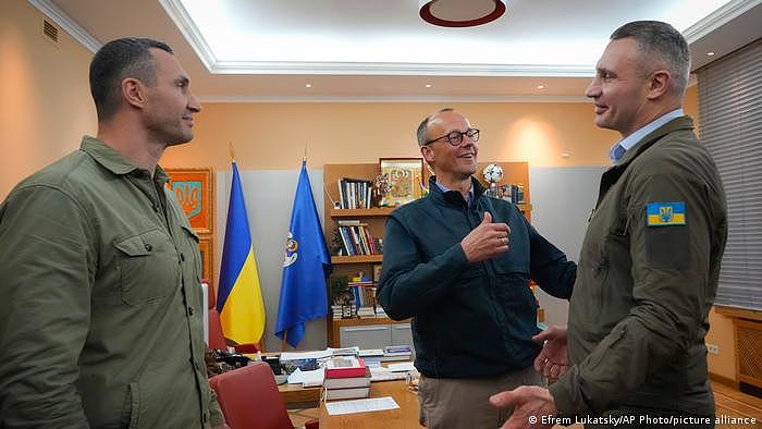 Bilderchronik des Krieges in der Ukraine | Vitali Klitschko, Friedrich Merz und Wladimir Klitschko in Kiew