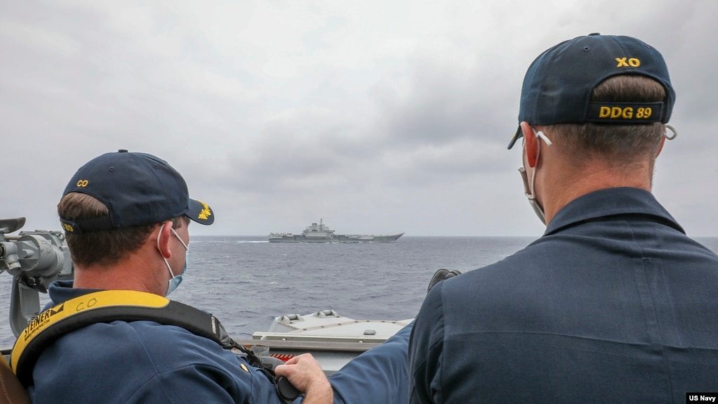 资料照片：美国海军公布的照片显示，两位美国海军中校罗伯特·J·布里格斯与理查德·D·斯莱2021年4月4日在阿利·伯克级导弹驱逐舰“马斯廷号”驾驶舱进行水面接触观察。照片中可见中国