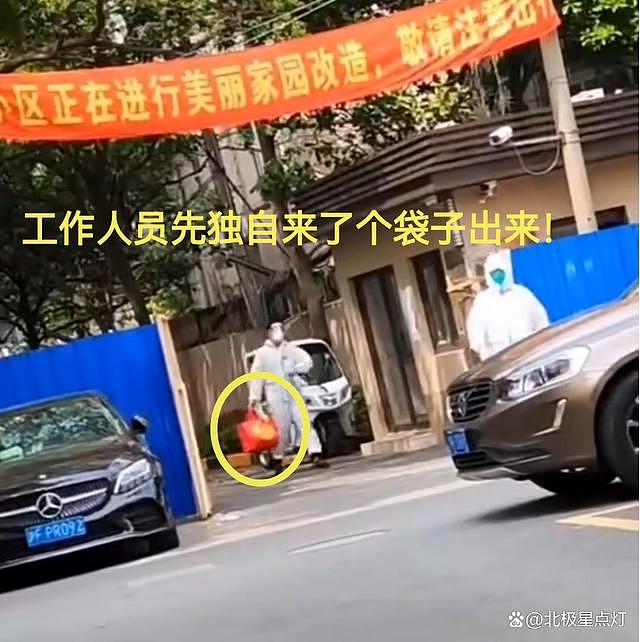 上海一对高龄夫妻感染新冠出门去方舱隔离，工作人员冷眼观望！90老人摔倒无人上前（视频/组图） - 2