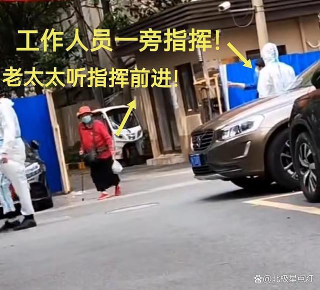 上海一对高龄夫妻感染新冠出门去方舱隔离，工作人员冷眼观望！90老人摔倒无人上前（视频/组图） - 5