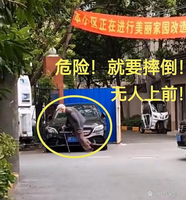 上海一对高龄夫妻感染新冠出门去方舱隔离，工作人员冷眼观望！90老人摔倒无人上前（视频/组图） - 7