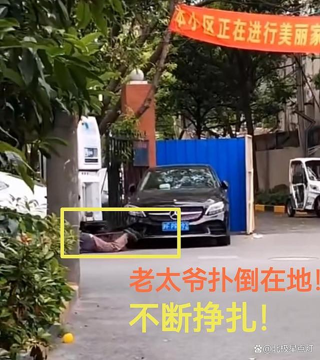 上海一对高龄夫妻感染新冠出门去方舱隔离，工作人员冷眼观望！90老人摔倒无人上前（视频/组图） - 10