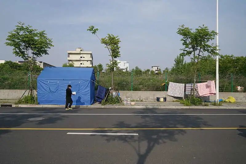 “露宿街头、临时帐篷、歧视辱骂殴打…”上海染疫者出了方舱，却回不了家（组图） - 3