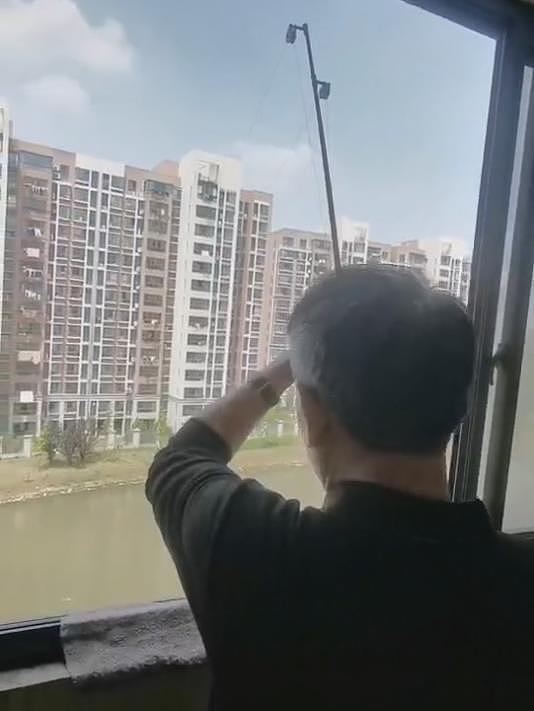 上海一大爷封控在家，在阳台钓中楼下江中8斤大鱼（组图） - 1