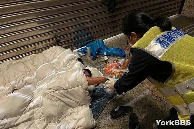 流浪者在上海住ATM机房，睡了1月，面积仅1平方米（组图） - 1