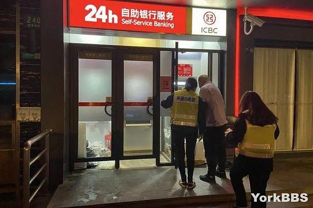 流浪者在上海住ATM机房，睡了1月，面积仅1平方米（组图） - 3