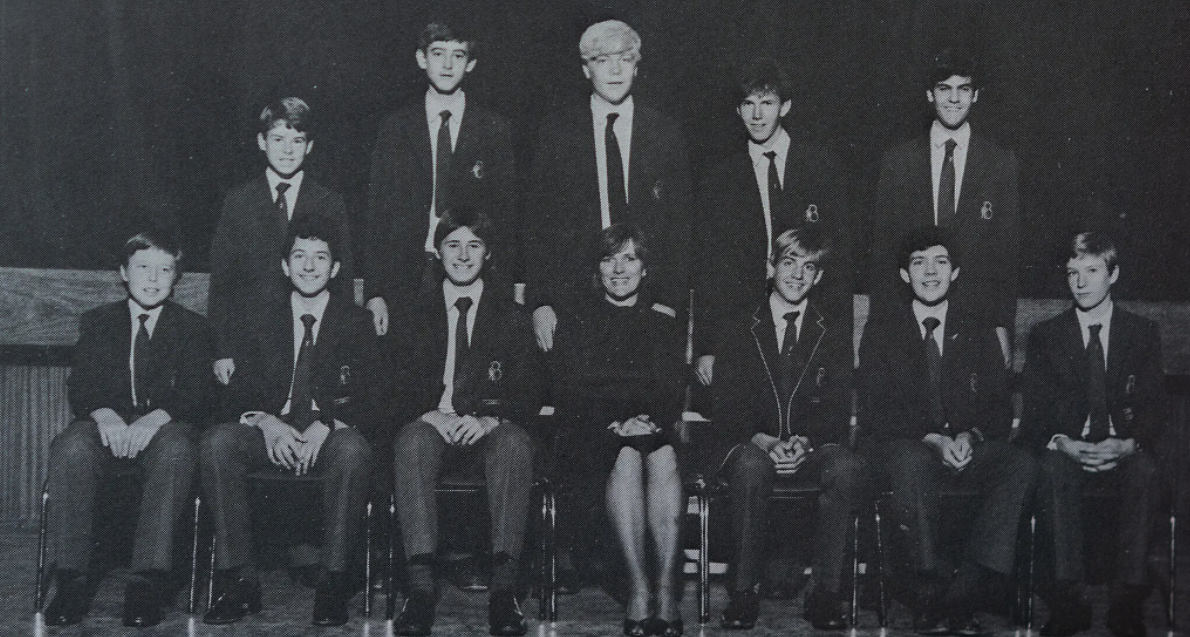 马斯克在布兰斯顿高中国际象棋队的合影(前排最左)
