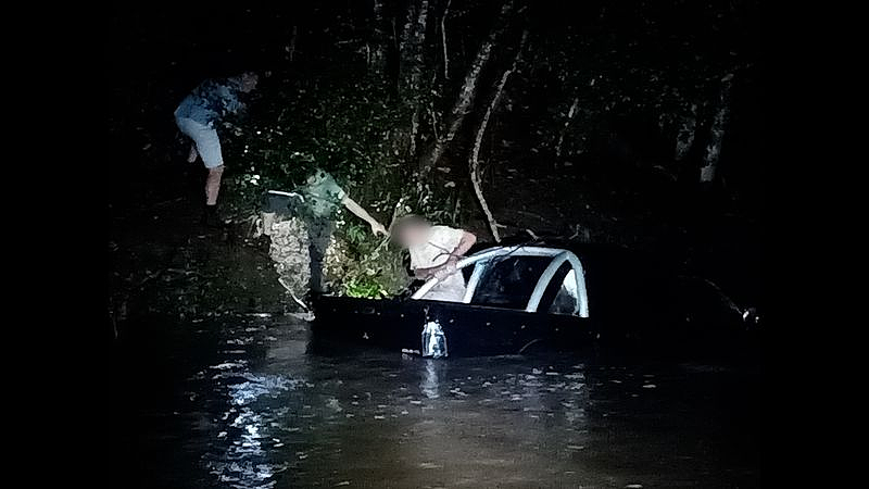 恶劣天气袭击昆州，部分地区发生洪水，1男子被困（组图） - 2
