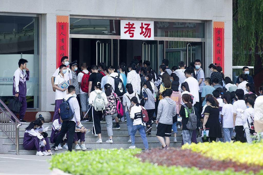 受到疫情影响，上海市7日宣布今年高考时间延至7／7举行。 （中新社）