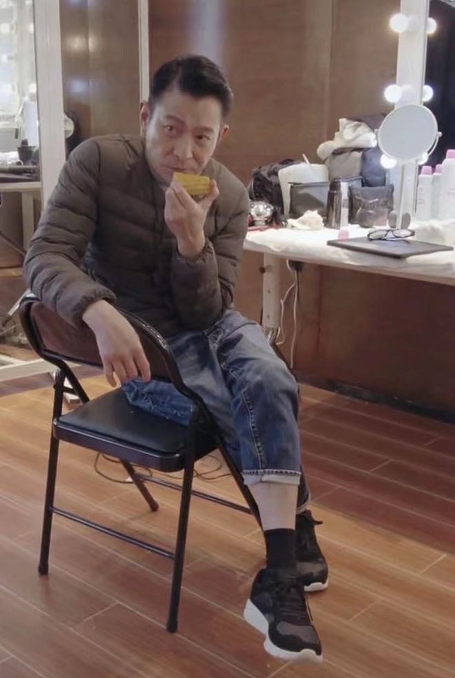 60岁刘德华赤脚在家拖地，睡2000元床用廉价拖把，豪宅曝光笑开怀（视频/组图） - 11