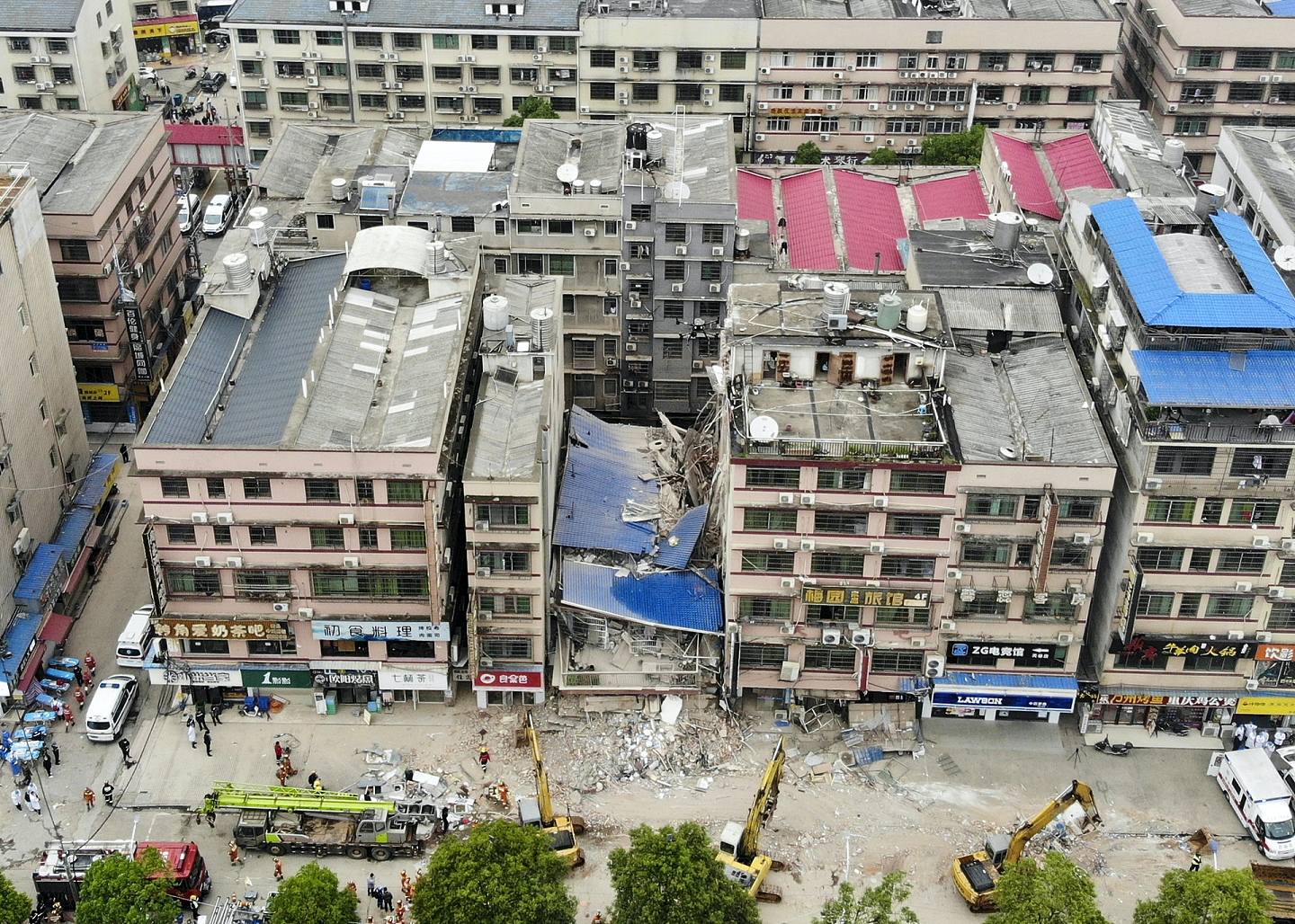 湖南长沙居民楼突然倒塌。 （中新社）