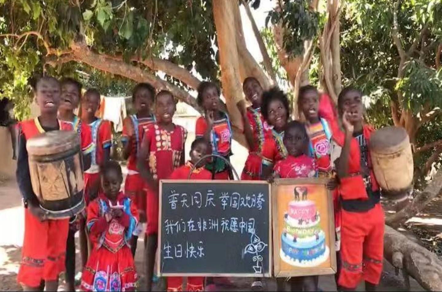 非洲祝福影片一开始多由当地儿童拍摄。 （微信公众号＠雷叔说事）