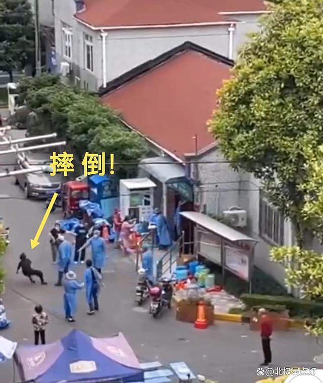 令人发指！曝上海老人未收到物资，询问工作人员却遭暴力对待，恶狠狠推倒在地（视频/组图） - 6