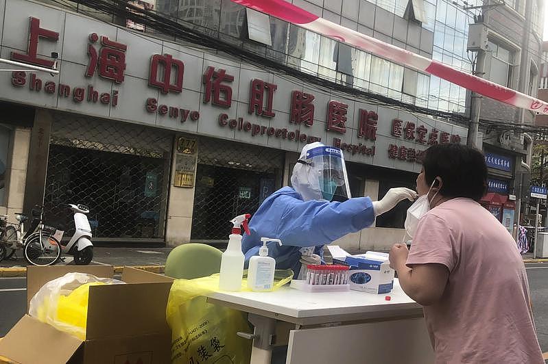 上海封城期间，居民要多次检测新冠病毒。（美联社）