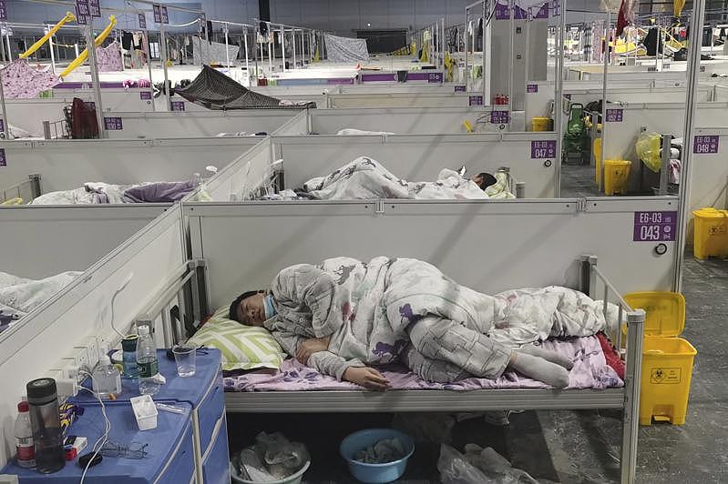 新冠阳性的上海居民在方舱医院隔离。（美联社）