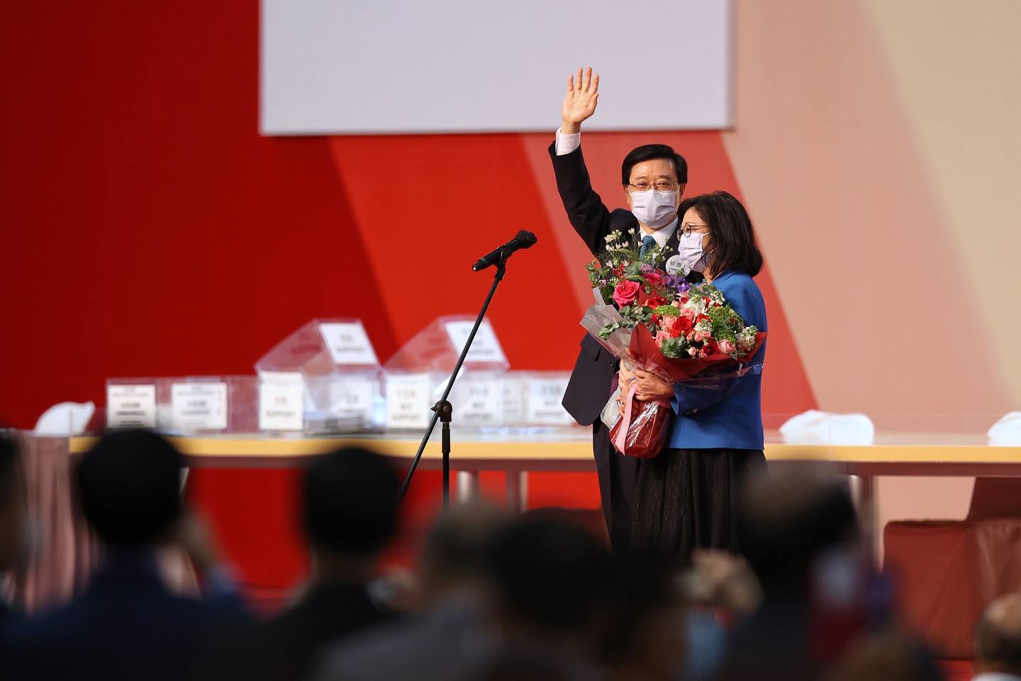 李家超当选后在台上拥抱妻子。 （郑子峰摄）