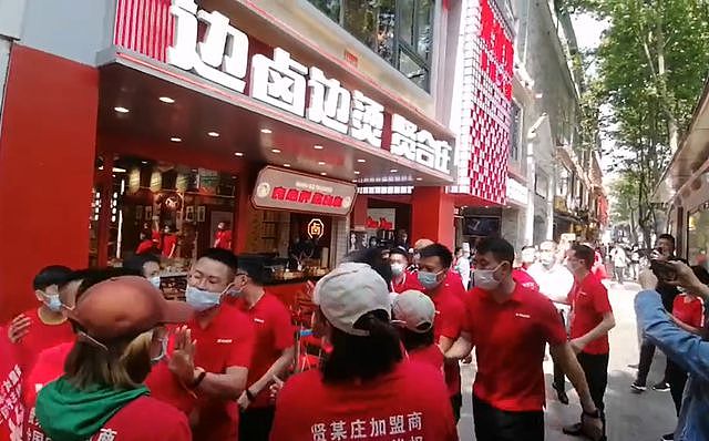 “还我血汗钱！”陈赫火锅店加盟商集体维权，现场火爆（组图） - 9